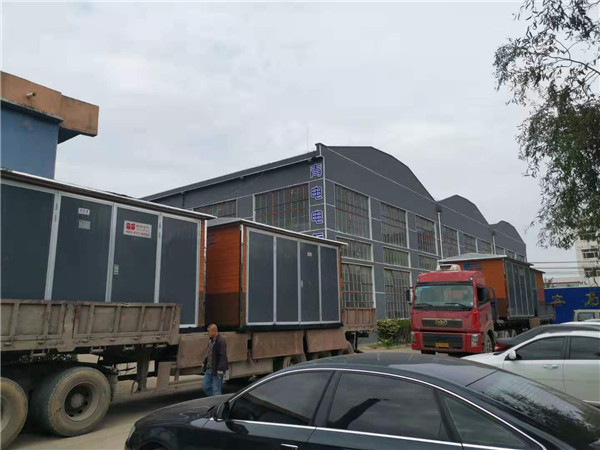 我公司自主研發生產即墨藍色硅谷雕花板外殼箱式變電站發貨安裝現場。