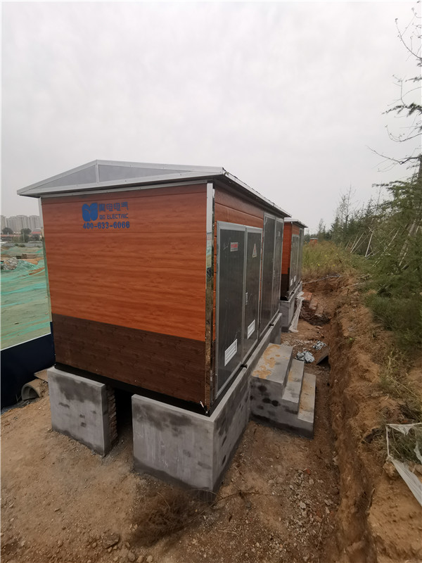 我公司自主研發生產即墨藍色硅谷雕花板外殼箱式變電站發貨安裝現場。