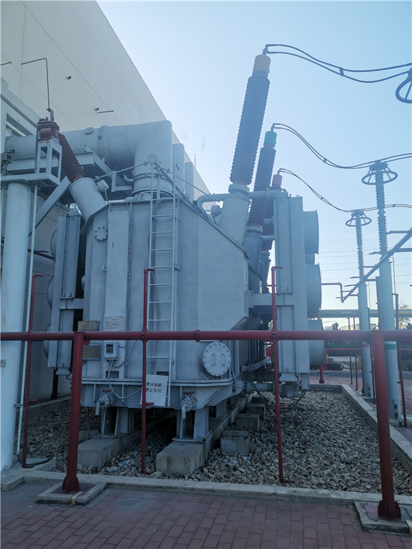 我公司承接龍口南山集團SFP11-400000/220KVA超高壓電力變壓器維護保養現場。